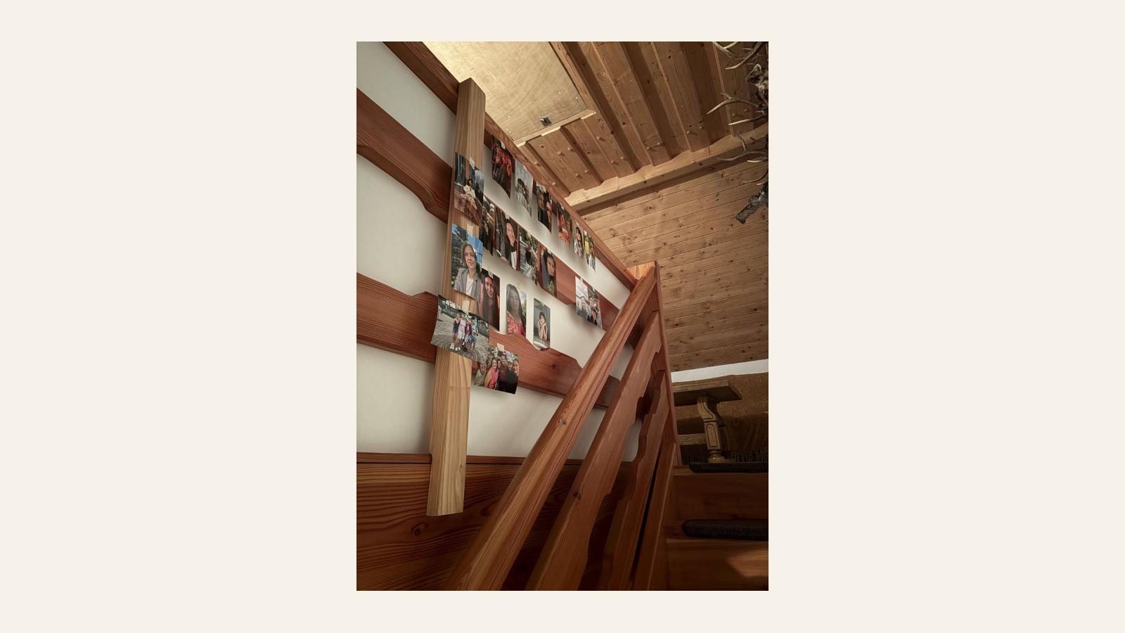 Слайд 17 · Фотографии подписчиков на стене у лестницы